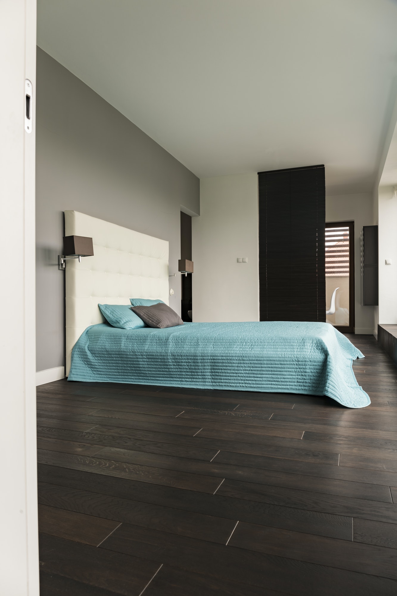 חדר שינה עם רצפת דמוי עץ